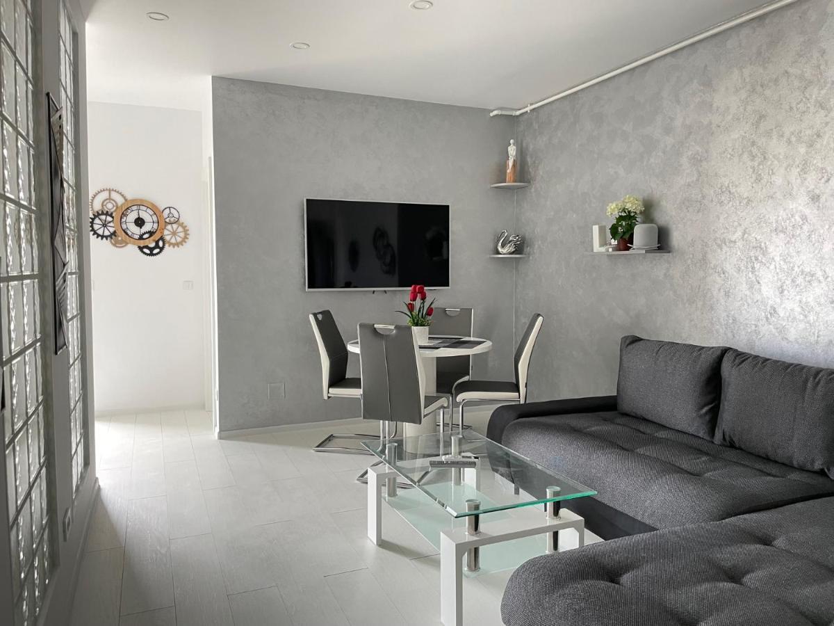Luxury Westpark 2-Room Apartment Lakeview W5 Bukarest Exterior foto